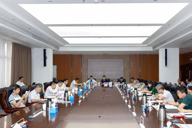 中心组学习会.jpg
